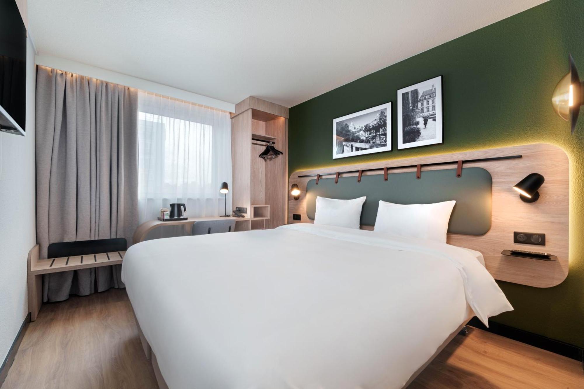 Campanile Paris Ouest - Boulogne Hotel Exterior foto